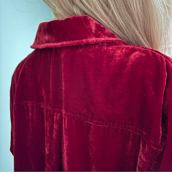 JOHN MARK VIBRANT RED VELVET TOP LARGE NEW WITHOUT TAGS IS FIGURE FLATTERING - Picture 4 of 7